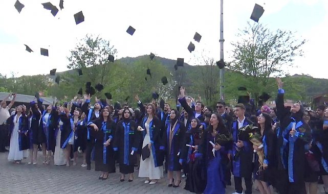 Mudurnu'da 26. dönem mezunları diplomalarını coşkuyla aldı