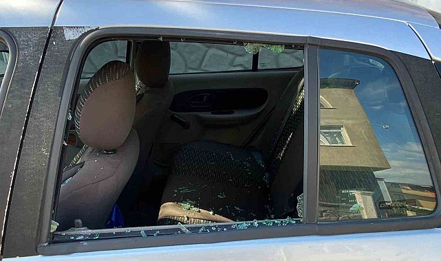 Muhtarın otomobiline saldırdılar