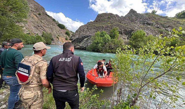 Munzur Nehri'nde mahsur kalan vatandaşı ekipler kurtardı
