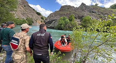 Munzur Nehri'nde mahsur kalan vatandaşı ekipler kurtardı