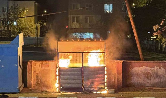 Muratlı Belediyesi'ne ait konteyner alev alev yandı