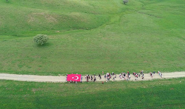 Muş'ta gençler Türk bayrağıyla doğada buluştu
