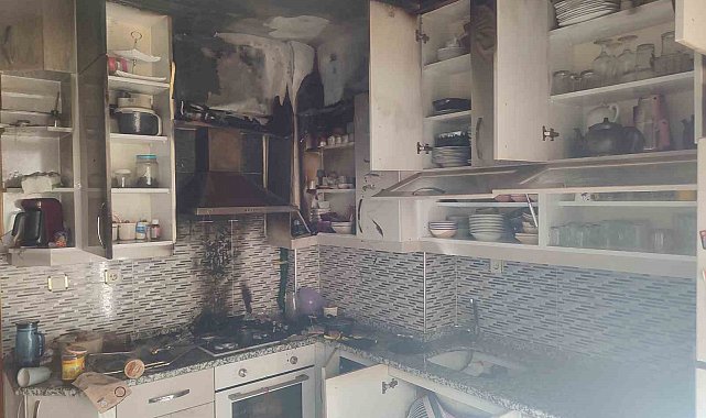 Mutfakta çıkan yangın evi küle çeviriyordu