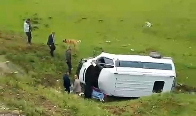 Mutki'de minibüs şarampole yuvarlandı: 2'si ağır 5 yaralı