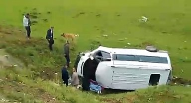 Mutki'de minibüs şarampole yuvarlandı: 2'si ağır 5 yaralı