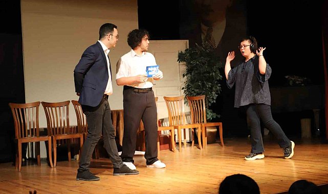 Nazilli Belediyesi Büyükler Tiyatro Grubu gösterisi ilgi gördü