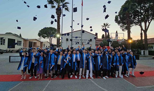 Nazilli'de meslek liselilerinin mezuniyet sevinci