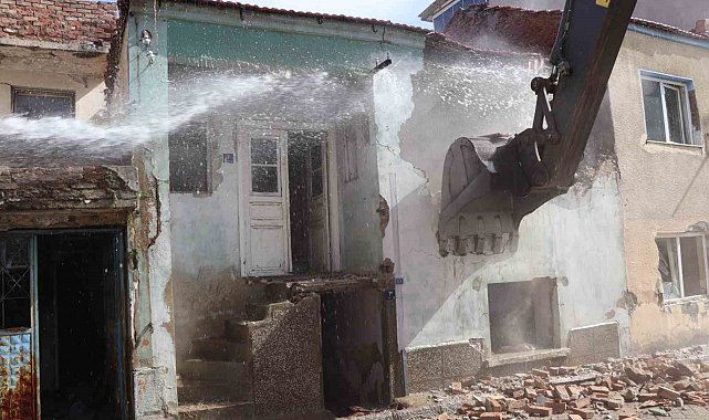 Nazilli'de metruk binalar yıkılıyor