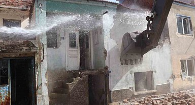 Nazilli'de metruk binalar yıkılıyor