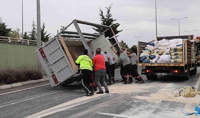 Nevşehir'de un yüklü kamyonet devrildi: 2 yaralı