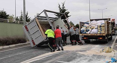 Nevşehir'de un yüklü kamyonet devrildi: 2 yaralı