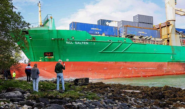 Norveç'te dev kargo gemisi kıyıdaki evin bahçesine girerek karaya oturdu