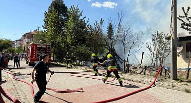 Odunlukta çıkan yangın eve sıçradı: Tek katlı ev küle döndü
