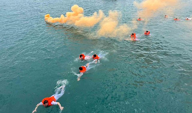 Öğrenciler diplomalarını yüzerek aldı