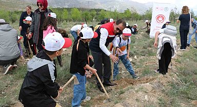 Öğrenciler fidanları toprakla buluşturdu