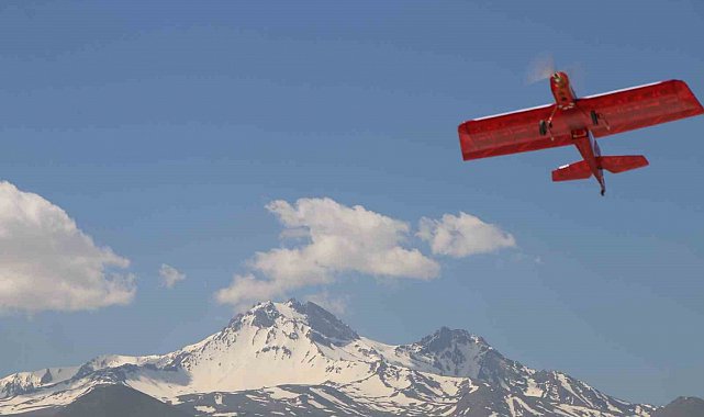 Öğrenciler gökyüzünde yarıştı