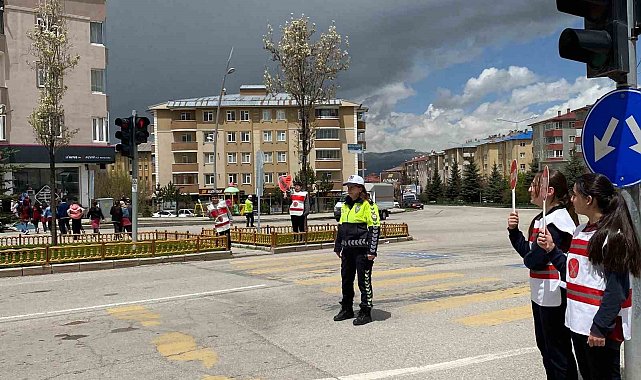 Öğrencilerden trafikte farkındalık uygulaması