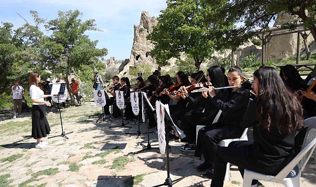 Öğrencilerden turistlere konser