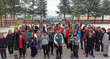 Öğretmen ve öğrenciler 100 fidanı toprakla buluşturdu