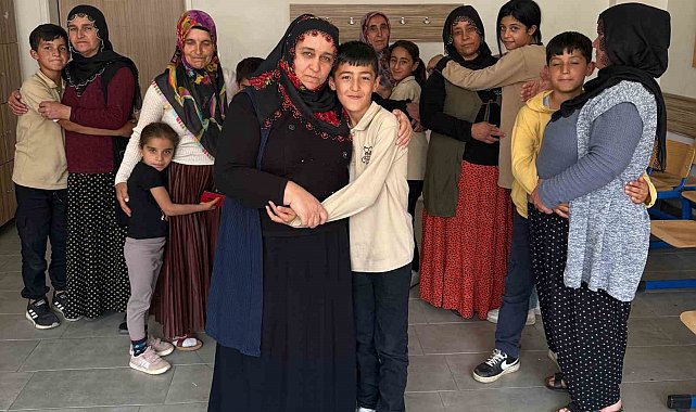 Okulda duygu dolu Anneler Günü etkinliği: Anneler, çocuklarını seslerinden tanıdı