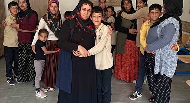 Okulda duygu dolu Anneler Günü etkinliği: Anneler, çocuklarını seslerinden tanıdı