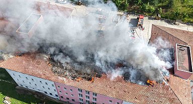 Okulun çatısı çıkan yangında küle döndü