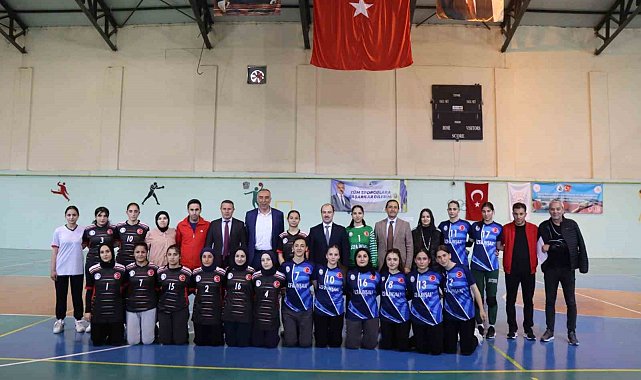 Oltu'da hentbolun şampiyonu Oltu Anadolu Lisesi