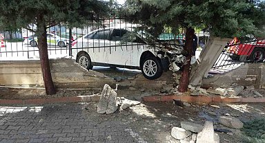 Önce otomobile sonra duvara çarpan araç alev aldı