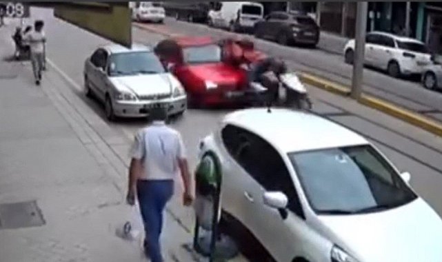 Önünde ilerleyen kuryeye çarptı, olay yerinden kaçtı