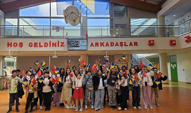 Ortaokul öğrencileri 8 günde 6 ülke gezdi: Kardeş okullarına ağaç diktiler