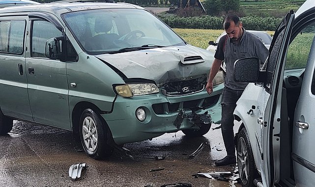 Osmaniye'de minibüs ile ticari araç çarpıştı