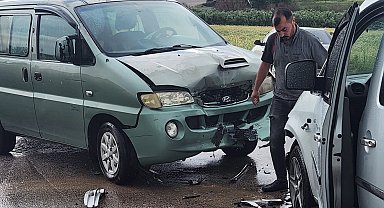 Osmaniye'de minibüs ile ticari araç çarpıştı