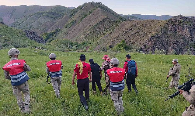 Ot toplamaya gittikleri bölgede kaybolan çiftin yardımına jandarma yetişti