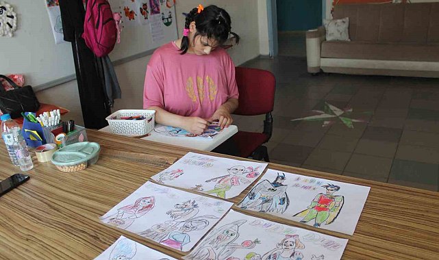 Otizmli öğrenci yaptığı resimlerle hayatına renk katıyor