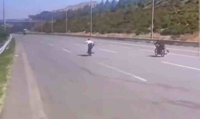 Otobanda motorun üzerine uzanarak ölüme yarış pahalıya patladı