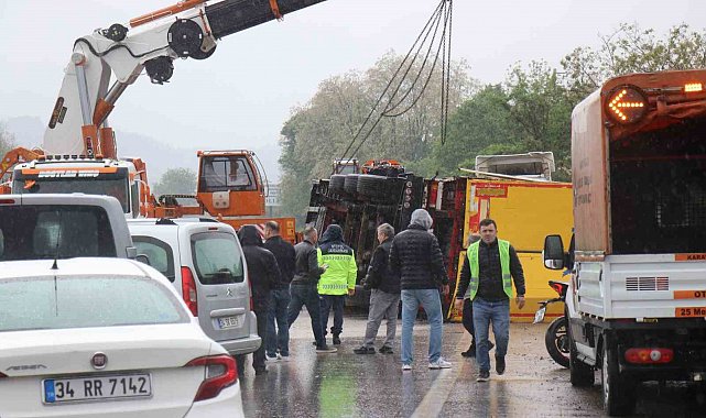 Otobanda tır devrildi, sürücüler kontak kapattı: Kaza anı kamerada