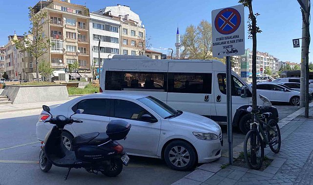 Otobüs duraklarını otoparka çevirdiler