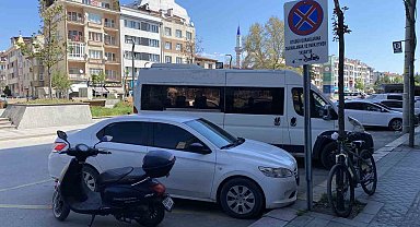 Otobüs duraklarını otoparka çevirdiler