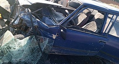 Otomobil bariyerlere çarparak hurdaya döndü: 1 yaralı