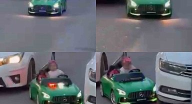Otomobil çocuğun bindiği akülü araca çarptı: O anlar kamerada