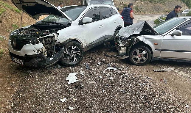 Otomobil ile cip kafa kafaya çarpıştı: 3 yaralı