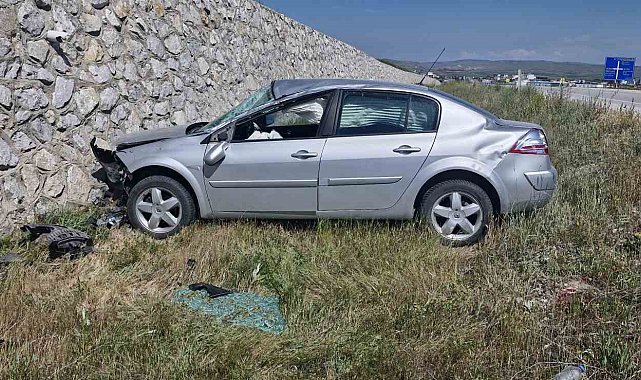 Otomobil istinat duvarına çarptı: 2 yaralı