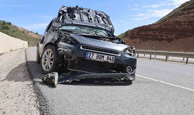 Otomobil istinat duvarına çarptı: 3 yaralı