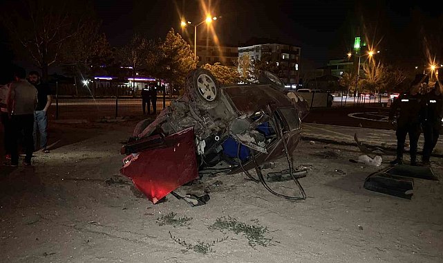 Otomobil kamyona çarpıp bahçeye uçtu: 2 yaralı