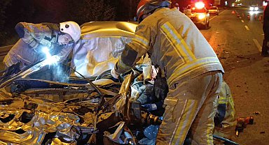 Otomobil kamyonun altına girdi, sürücü ağır yaralandı