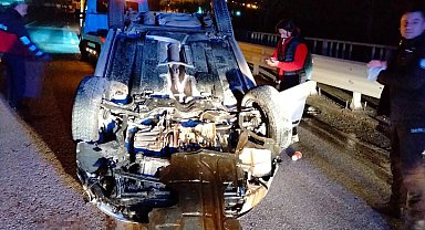 Otomobil köprü üzerinde takla attı, sürücü yara almadan kurtuldu