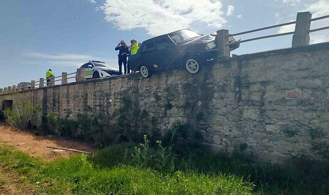 Otomobil köprüde asılı kaldı