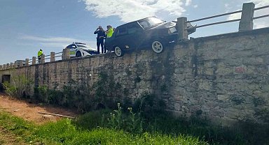 Otomobil köprüde asılı kaldı