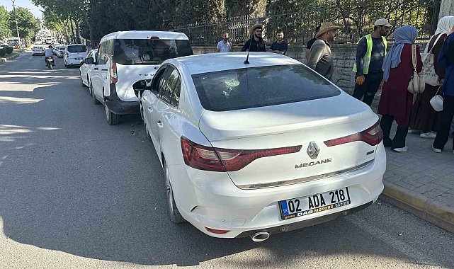 Otomobil park halindeki araçlara çarptı