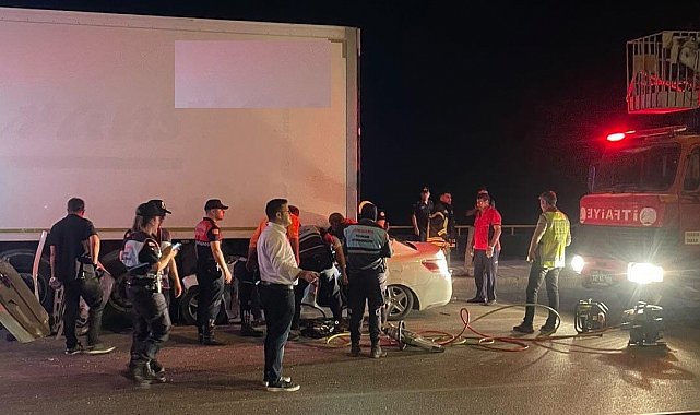 Otomobil, park halindeki tırın altına girdi: 2 ölü